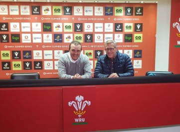 Mientras sus mujeres compiten en la Media Maratón de Cardiff, José Miralles y José Ramón Gonzálvez se fotografían en la sala de prensa del Millenium Stadium, sede de la selección de Gales de rugby