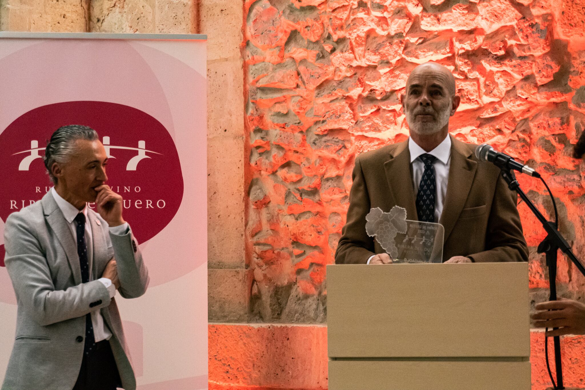 Miguel Ángel Gayubo, presidente de la Ruta del Vino Ribera del Duero y Joaquín Gomá tras recibir el título de Rutero de Honor