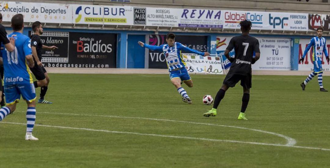 Fernando Rubio es uno de los baluartes blanquiazules en el centro del campo.