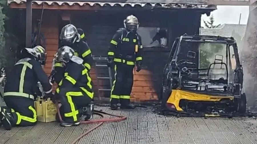 Arde un coche eléctrico mientras se cargaba en un chalet de Hoyo de Manzanares