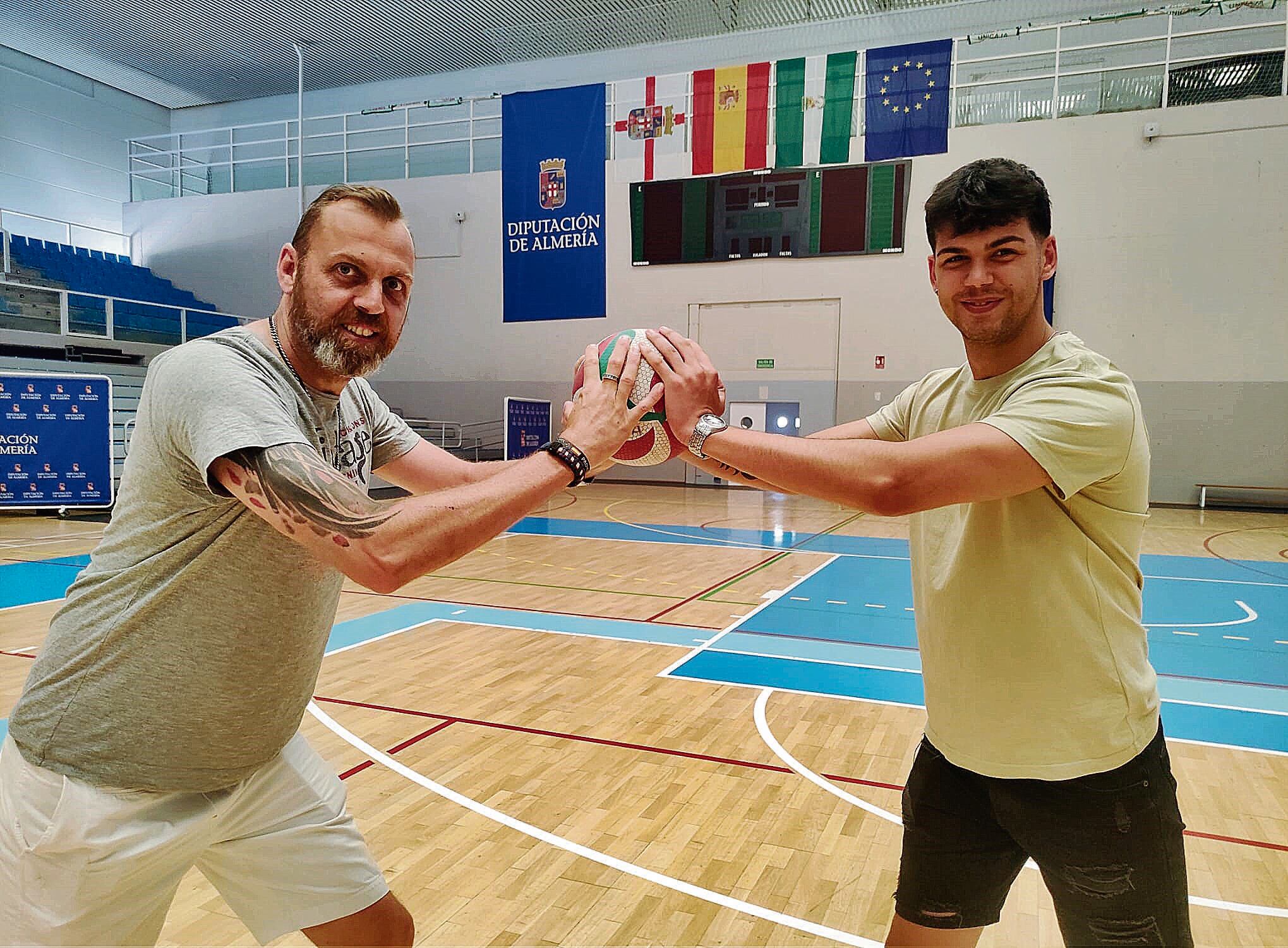 Carreño entrenador y Carreño jugador posan con un balón en el Pabellón Moisés Ruiz.