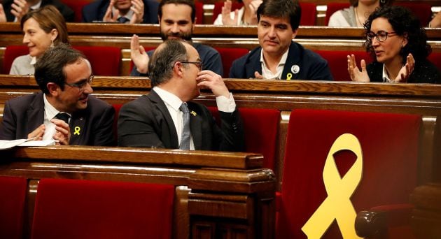 Jordi Turull (2i) habla con Marta Rovira (d) de ERC ayer en el Parlament