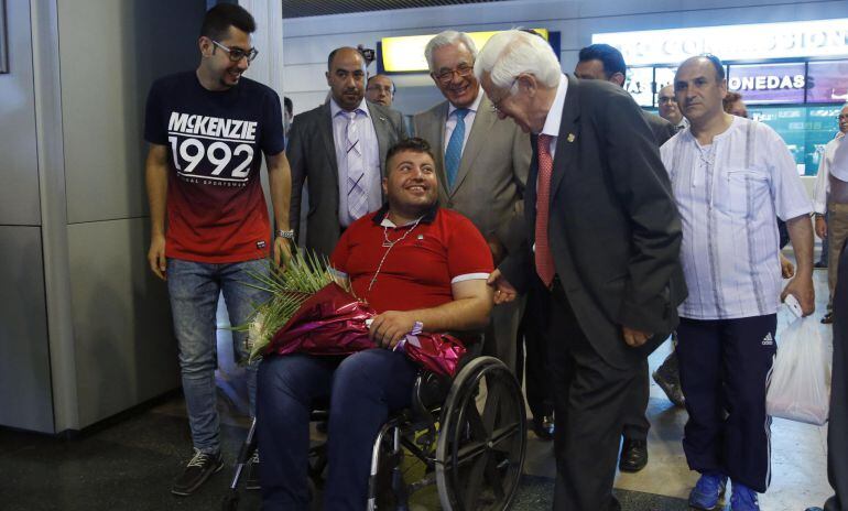 El joven iraquí, Karlus Barbar, en su llegada al aeropuerto junto al padre Ángel.