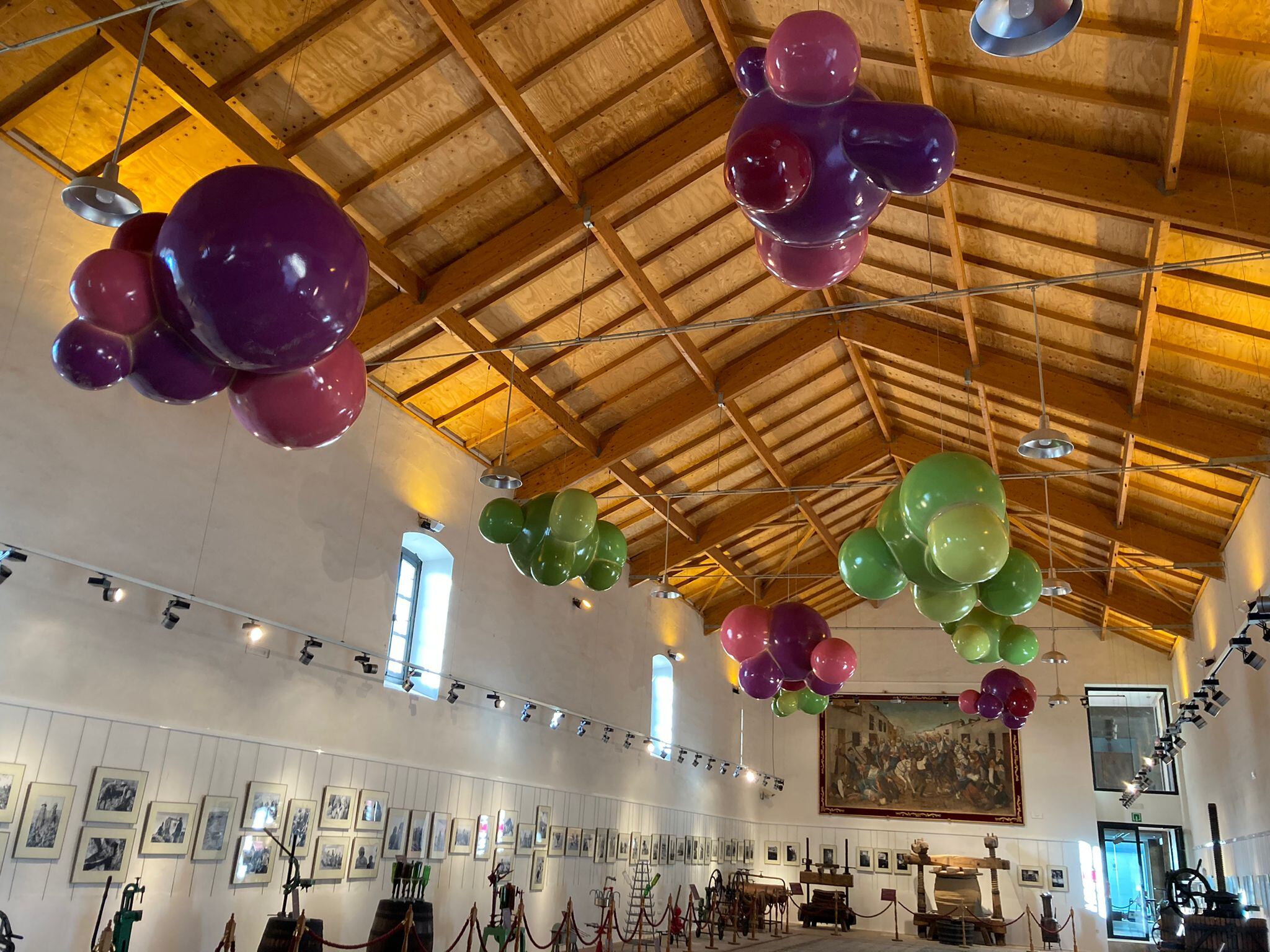 Las uvas de colores que conformaron el stand de FITUR de Castilla-La Mancha, instaladas en el techo de la sala de tinajas del Museo del Vino de Valdepeñas (Ciudad Real)