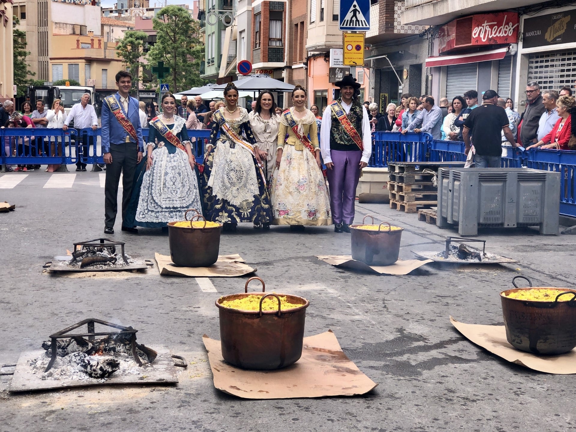 La corte de honor y la reina, Elena Portalés, en el reparto de las calderas