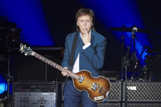 Paul McCartney bromea en un momento del concierto en el Calderón.