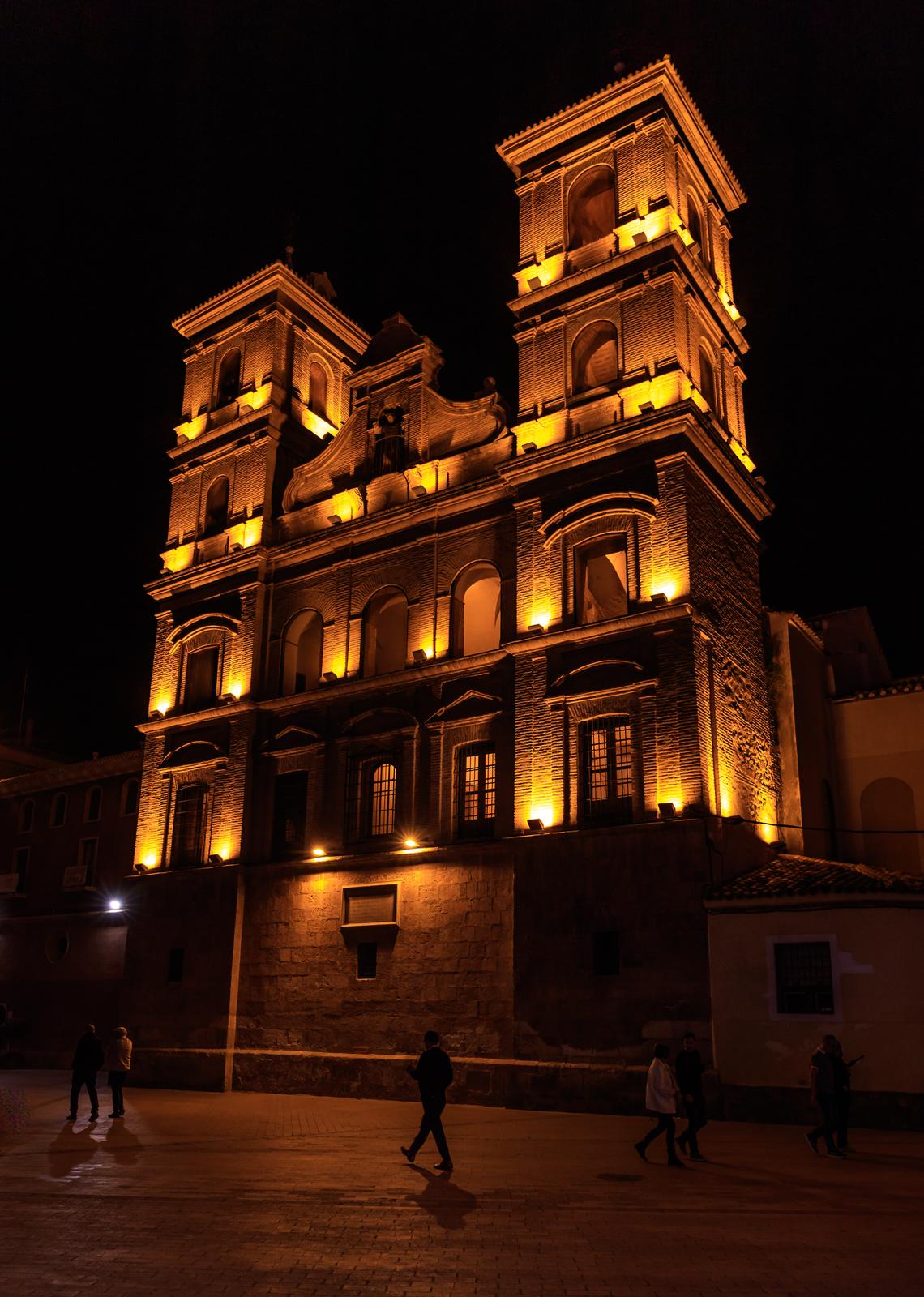 Imagen nocturna de la fachada trasera de la iglesia de Santo Domingo (Murcia) captada por el fotógrafo Pepe Jara. Pepe Jara.