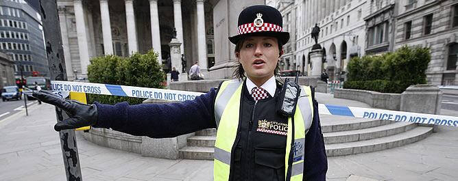 En la imagen, la policía acordona la zona cercana al Banco de Inglaterra.