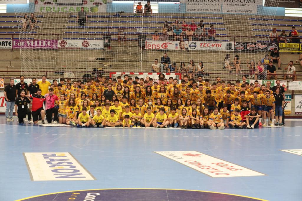 La plantilla del 1º equipo junto a la cantera del club en el cierre a la temporada