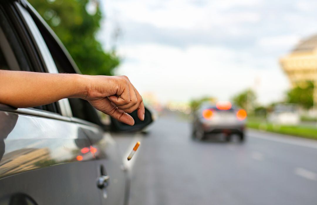 Estas son las penas por tirar colillas al volante.