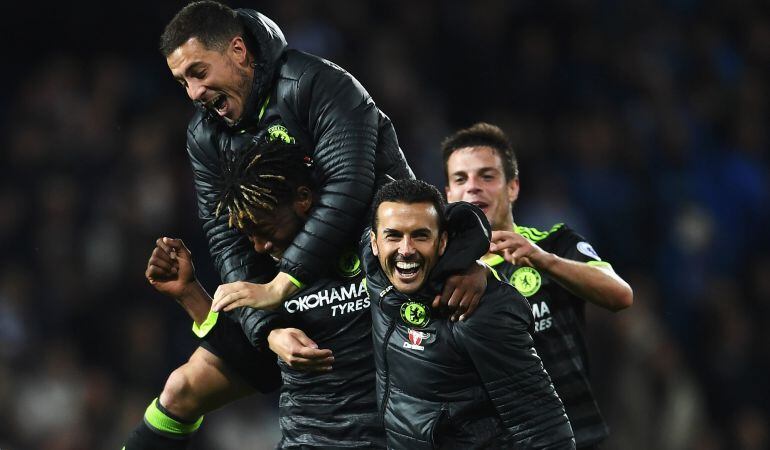 Pedro celebra junto a sus compañeros el título de Premier