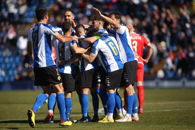 Los jugadores del Hércules celebran el gol de Artiles, en el Rico Pérez