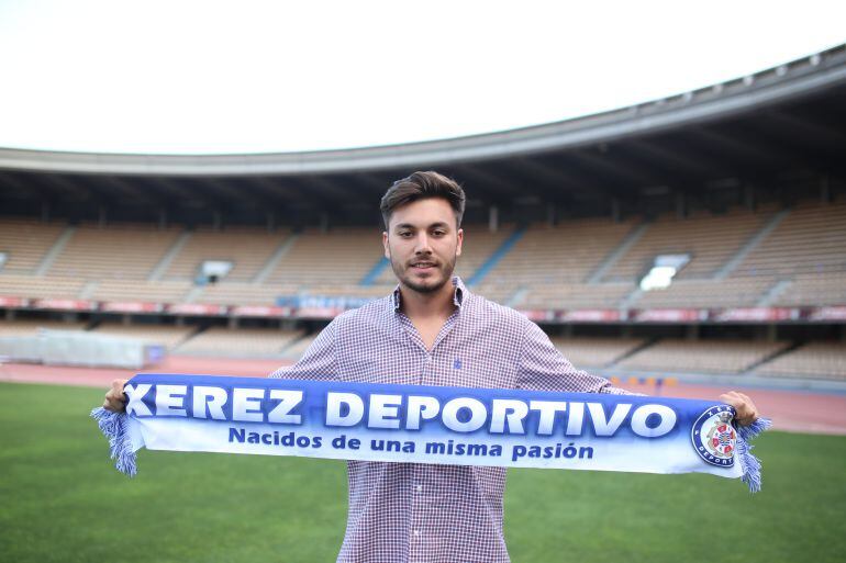 Rodri posando en Chapín con la bufanda del Xerez DFC