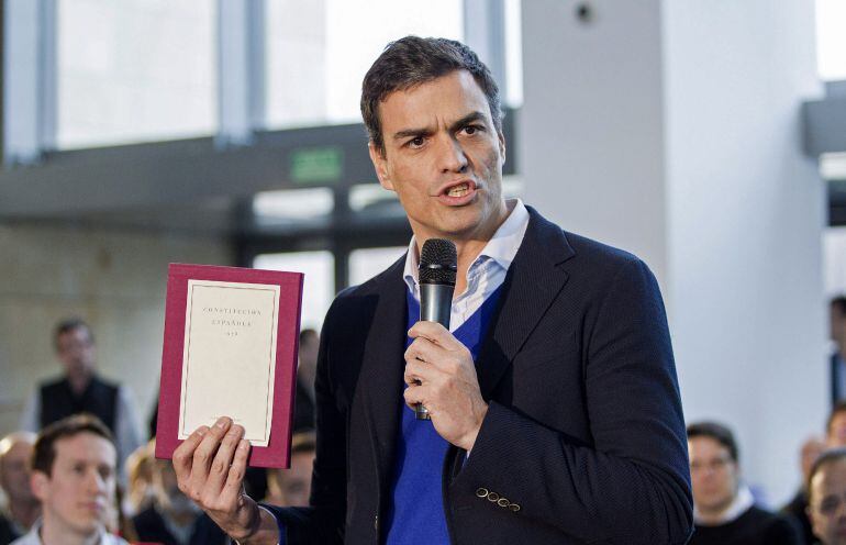 GRA127. LOGROÑO, 13/12/2014.- El secretario general del PSOE, Pedro Sánchez, ha afirmado hoy que se &quot;avergüenza&quot; del Gobierno y ha pedido a su presidente, Mariano Rajoy, que &quot;se deje de historias&quot; porque su historia es la del &quot;fraude electoral&quot;, la desigualdad y la la corrupción, durante la &quot;asamblea abierta&quot; a la ciudadanía, celebrada hoy en Logroño. EFE/Raquel Manzanares