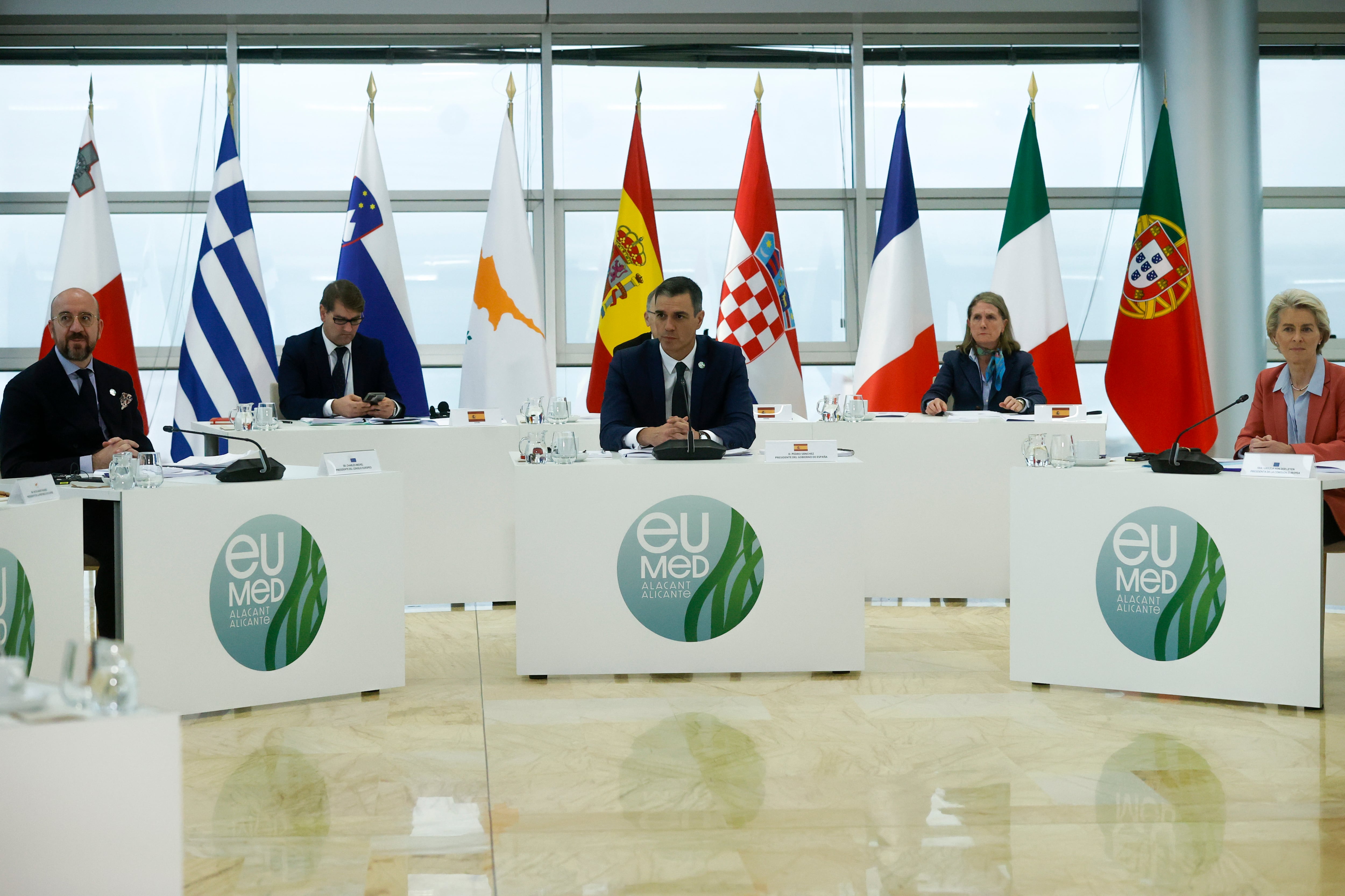 El presidente del Gobierno, Pedro Sánchez (c), junto a la presidenta de la Comisión Europea, Ursula Von der Leyen, y al presidente del Consejo Europeo, Charles Michel (i) al inicio de la cumbre. EFE/Kai Försterling