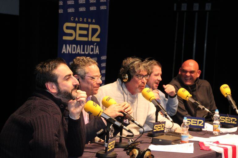 Bienvenido Sena, Salomón Hachuel, José Guerrero &quot;Yuyu&quot;, Fran Ronquillo, y Luis Lara con la Cámara de los Balones.