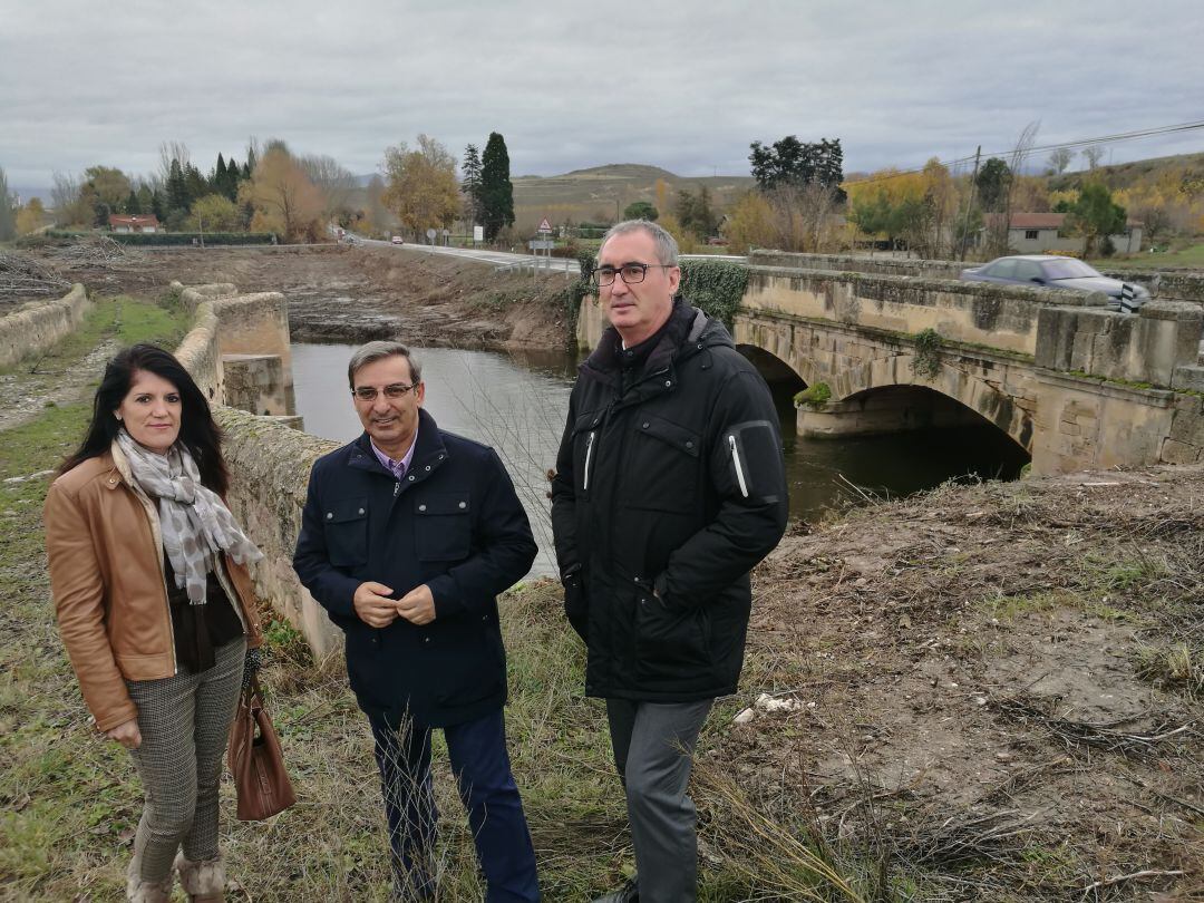 El viceconsejero de infraestructuras José Luis Sanz Merino en el centro junto al delegado territorial José Mazarías y la jefa del servicio de Fomento en Segovia Natalia Flórez 