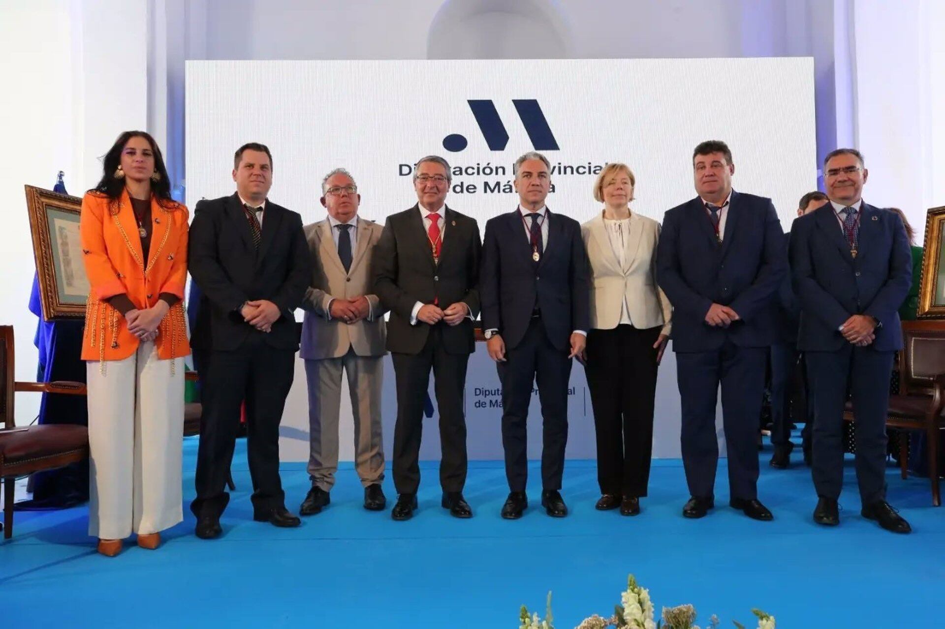 María Peláe, Miguel Ángel Herrera, Pedro Godino; Francisco Salado, Elías Bendodo, Svitlana Kamarenko, José Luis Ramos y Pedro Bendala en la entrega de las Medallas de Oro de la Provincia en Gaucín a 26 de abril de 2022.