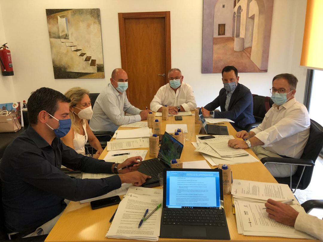 Imagen de archivo de una reunión entre alcaldes y Consell