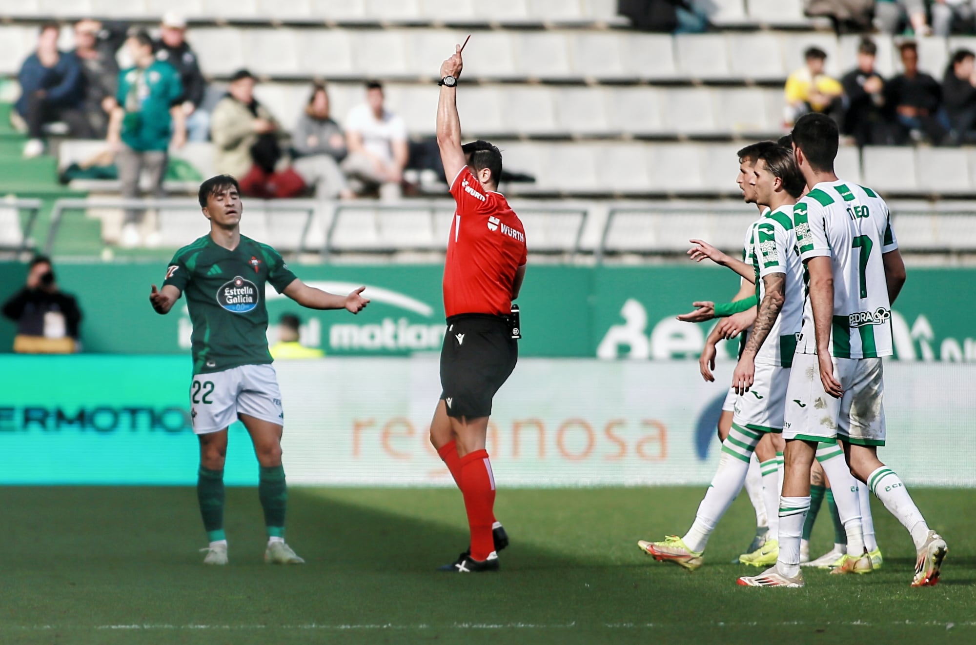 Instante de la expulsión de Aitor Buñuel durante el Racing-Córdoba en A Malata (foto: Mariño / Cadena SER)