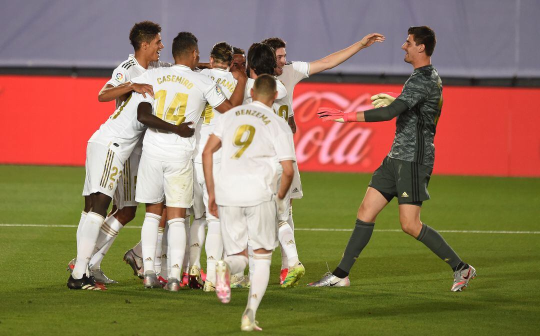 La plantilla celebra el título de Liga