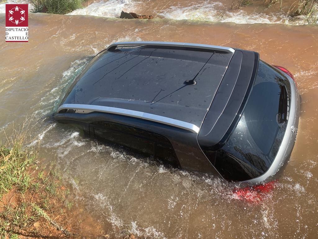 Una mujer queda atrapada en un agujero lleno de agua cuando circulaba por un camino de Onda