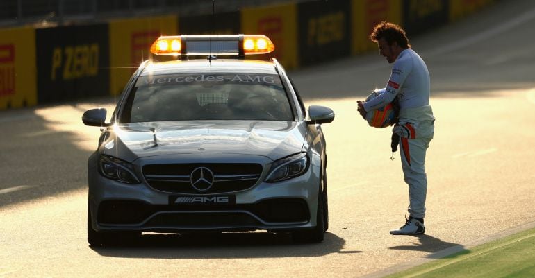 Fernando Alonso, en la pista de Bakú tras una nueva avería de su McLaren-Honda.