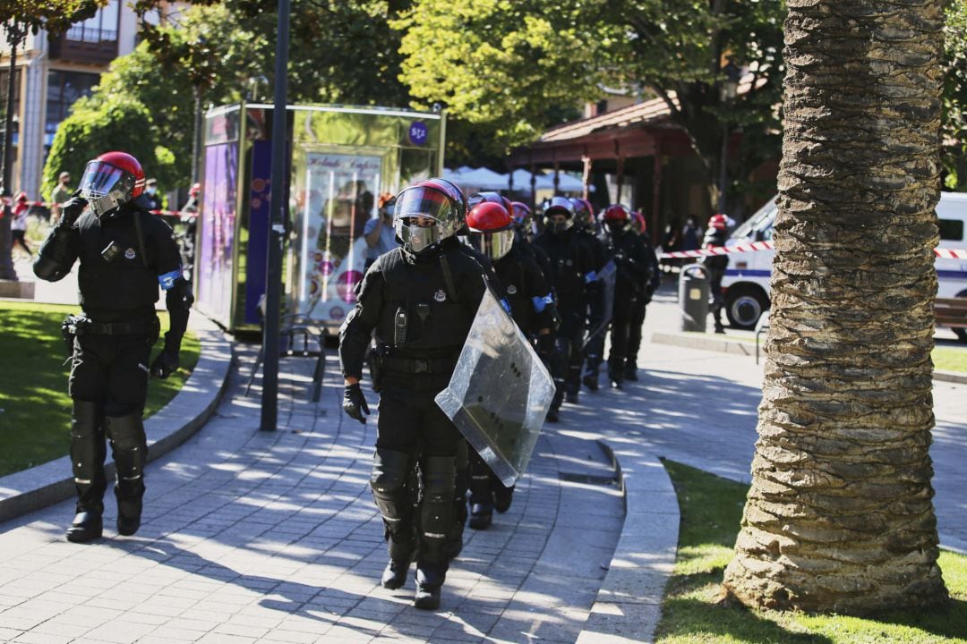 Agentes de la Ertzaintza durante un despliegue policial, en una imagen de archivo 