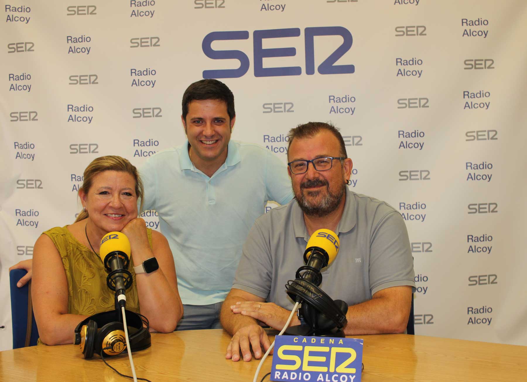 Chelo Torregrosa, Pablo Coderch i Juan Carlos Pérez, en l'estudi central de Radio Alcoy