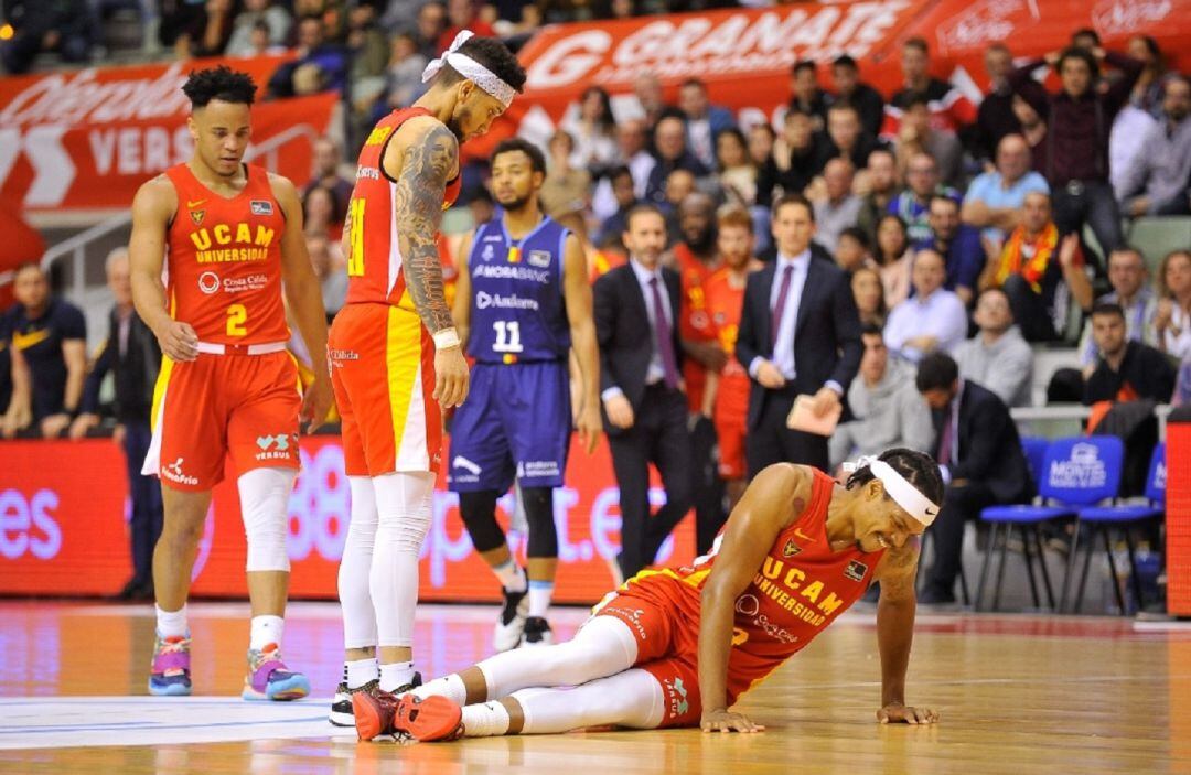 Eddie sobre la pista del Palacio con aparentes gestos de dolor