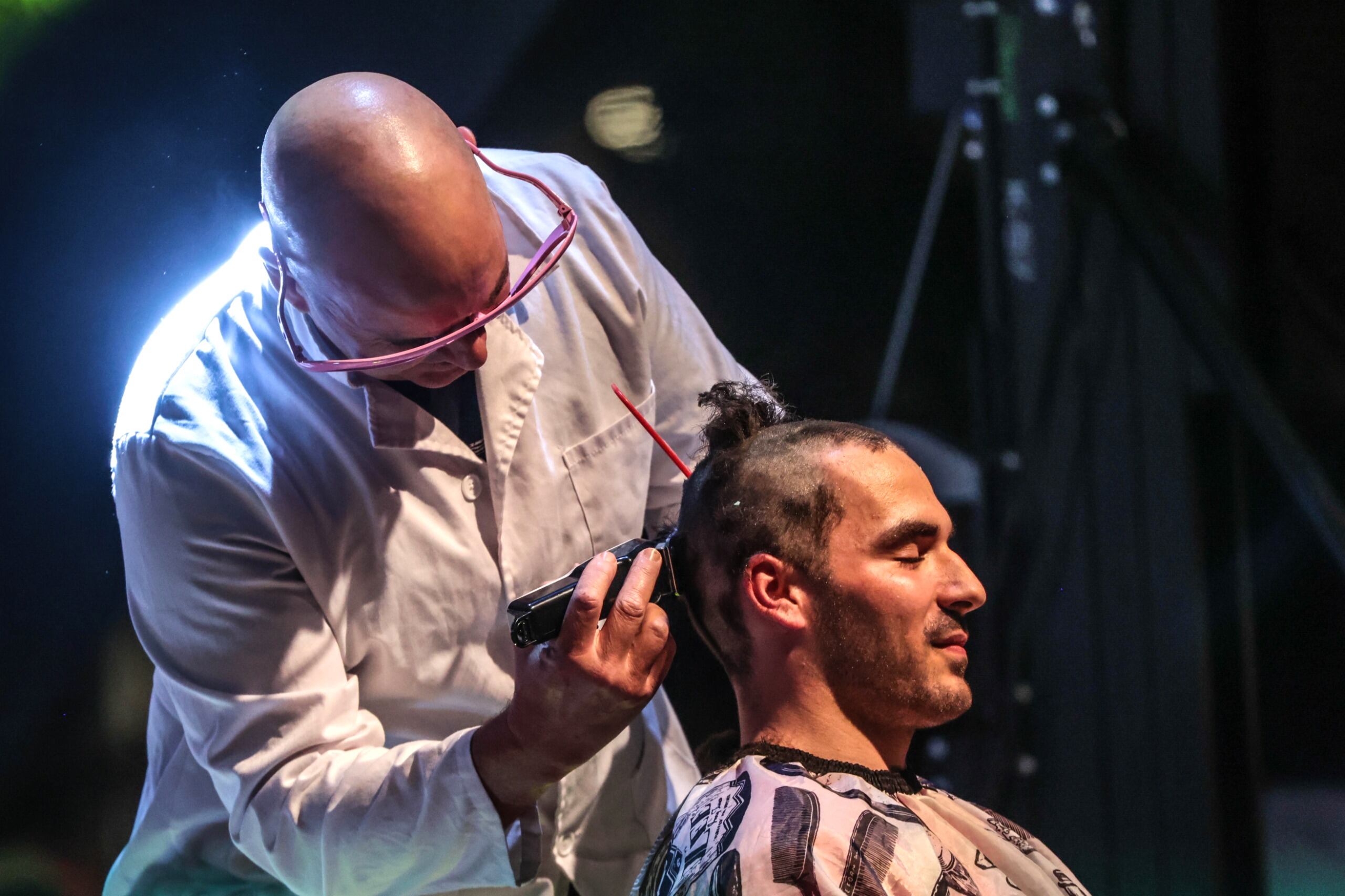 Gente del público se animó a cortarse el pelo en vivo