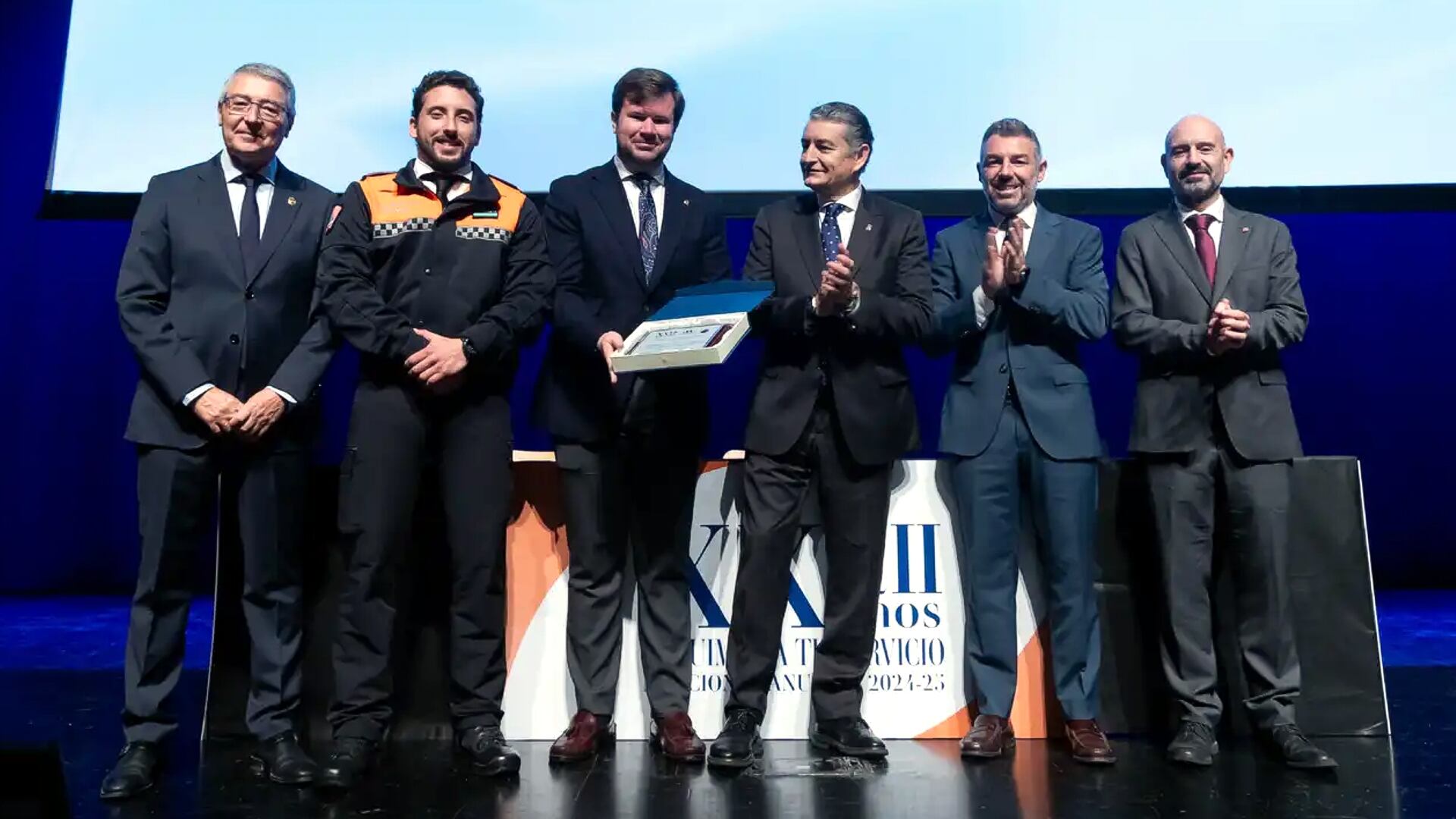 El concejal de Seguridad del Ayuntamiento de Antequera, Antonio García Mendoza, y el jefe de la agrupación de Protección Civil, Alejandro Sierras, recogen la distinción