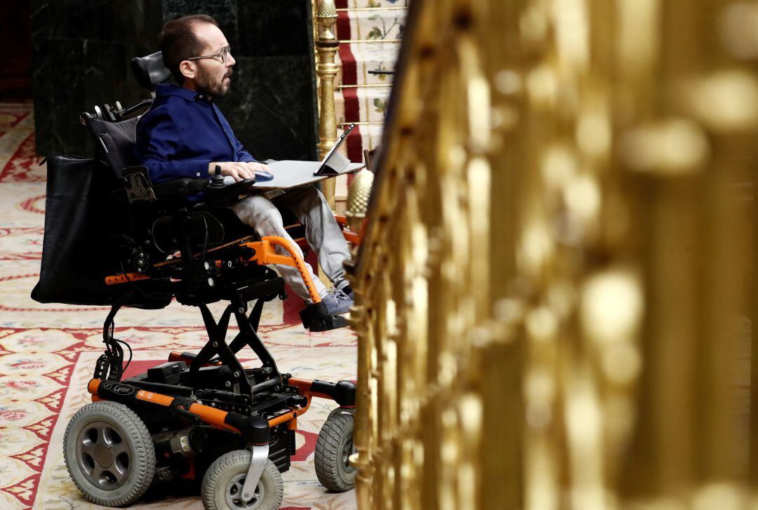 El portavoz de Unidas Podemos, Pablo Echenique (i), se dirige a dar la réplica, este miércoles en el Congreso, al presidente del Gobierno, Pedro Sánchez (d), que ha explicado la declaración del estado de alarma y las medidas para paliar las consecuencias de la pandemia provocada por el coronavirus, en Madrid (España)