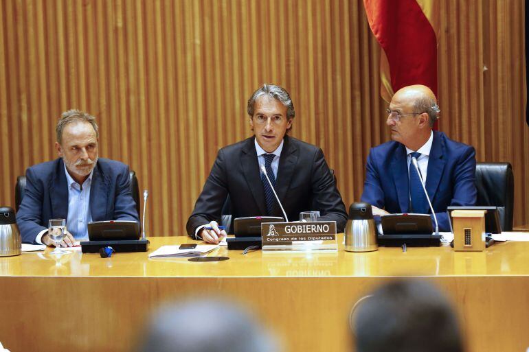 El ministro de Fomento, Íñigo de la Serna (c), ante el presidente de la Comisión, Salvador de la Encina (i), comparece ante la Comisión de Fomento del Congreso 