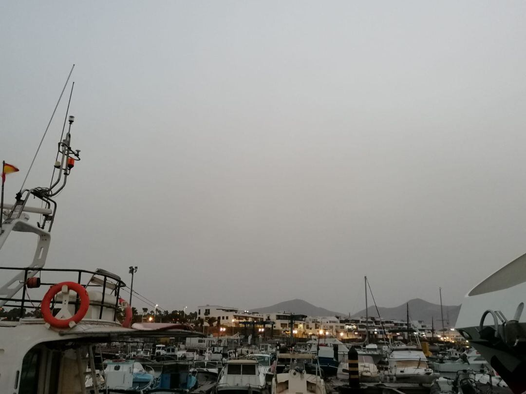 Foto tomada a primera hora de la mañana en Lanzarote en el entorno del Puerto de Playa Blanca