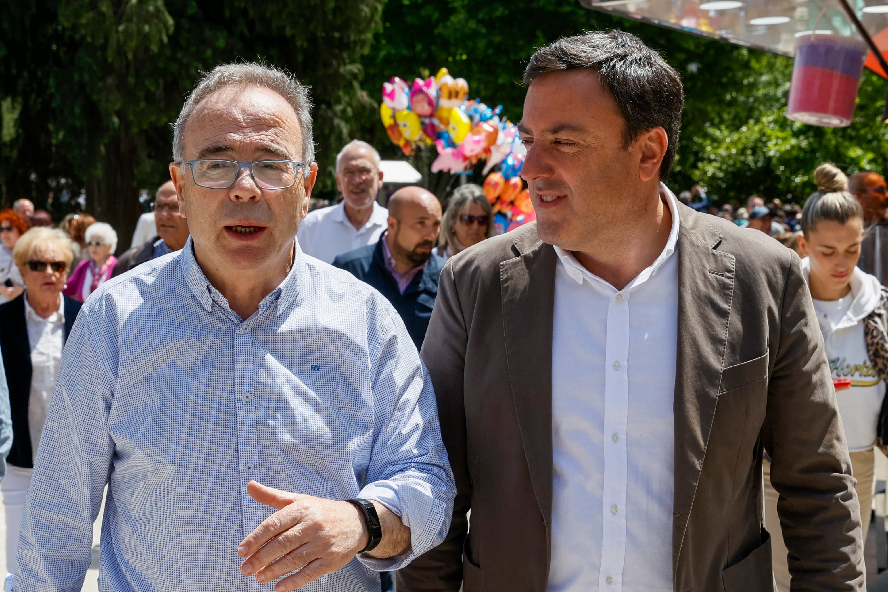 El alcalde de Santiago, Xosé Bugallo, y el secretario general del PSdG-PSOE, Valentín Formoso, (d) esta mañana durante las fiestas de la Ascensión de Santiago de Compostela EFE/Lavandeira jr