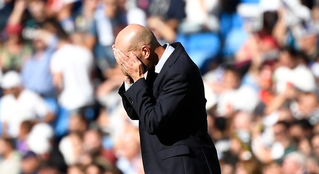 Zinedine Zidane durante un partido del Real Madrid en el Santiago Bernabéu