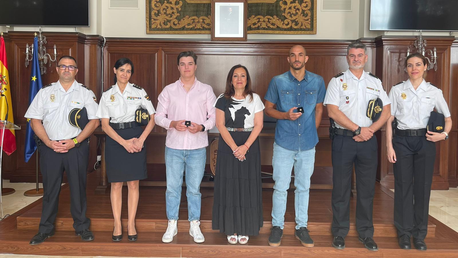 La subdelegada del Gobierno en Jaén, Catalina Madueño (centro), acompañada de Juan de Dios Espinosa y Juan Valdivia, a cada uno de sus lados, junto a mandos policiales.