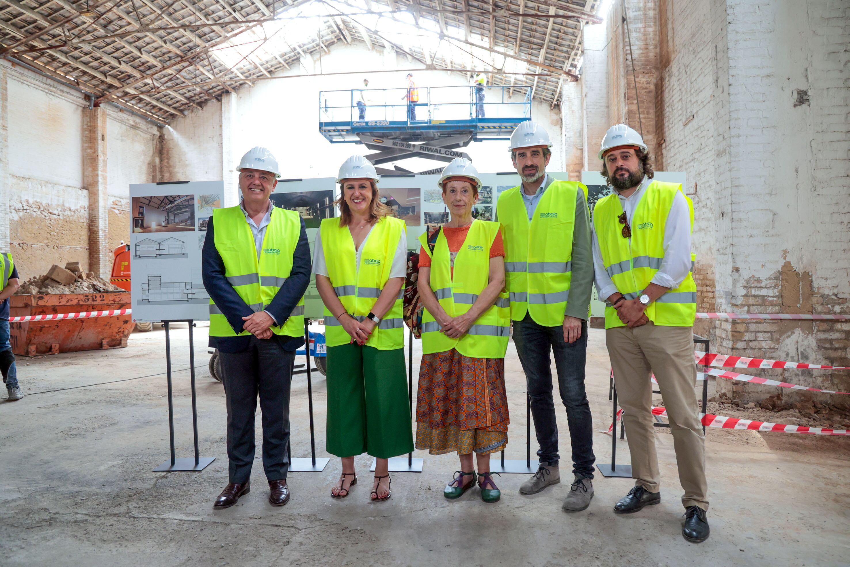 La alcaldesa de Valencia, María José Catalá, visita los trabajos del futuro Centro de Artes Escénicas Cabanyal-Canyameral.
