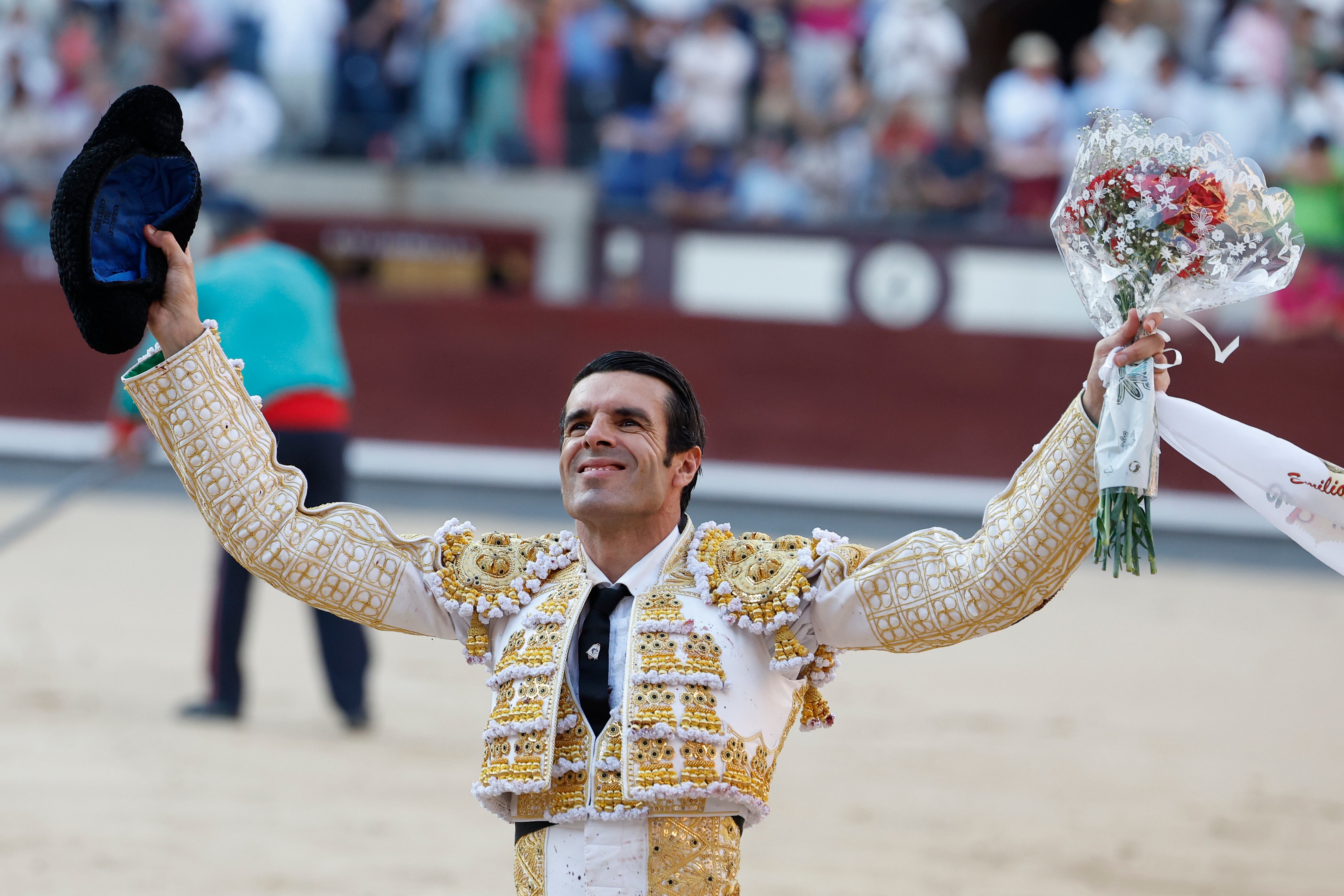 MADRID, 15/06/2025.- El diestro Emilio de Justo tras la lidia al segundo de los de su lote, durante la corrida en memoria de Victorino Martín celebrada este domingo en la plaza de toros de Las Ventas, en Madrid. EFE/Chema Moya