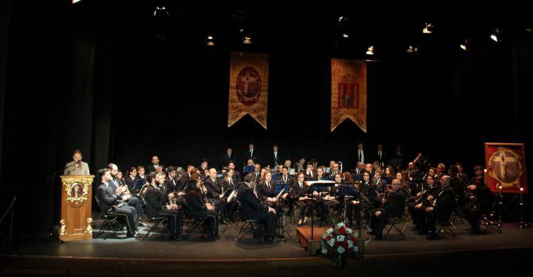 Momento de la presentación de la nueva marcha dedicada al Cristo de la Vera Cruz de Baeza