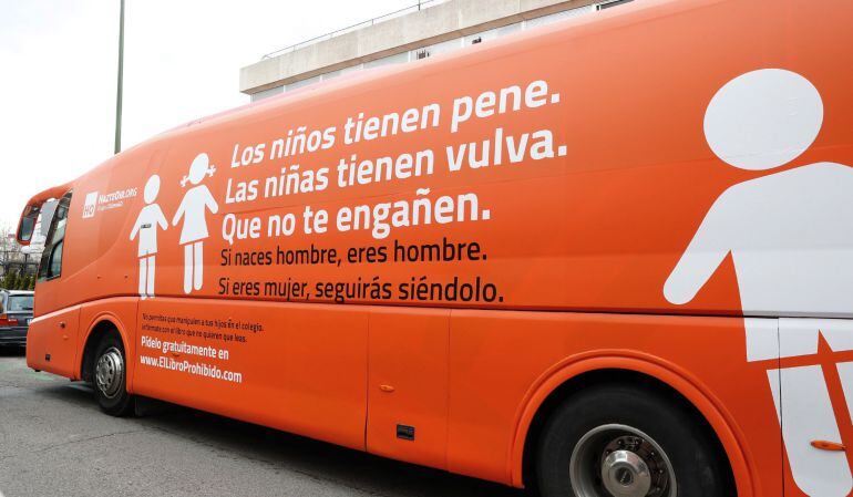 Autobús de la plataforma HazteOír.org que recorre varias ciudades de España con lemas rotulados como "Los niños tienen pene", "Las niñas tienen vulva", "Que no te engañen", "Si naces hombre, eres hombre" o "Si eres mujer, seguirás siéndolo, circula hoy po