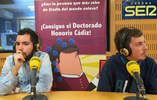 Momento de la emisión del Doctorado Honoris Cádiz con Saúl Pérez y Dani Franco