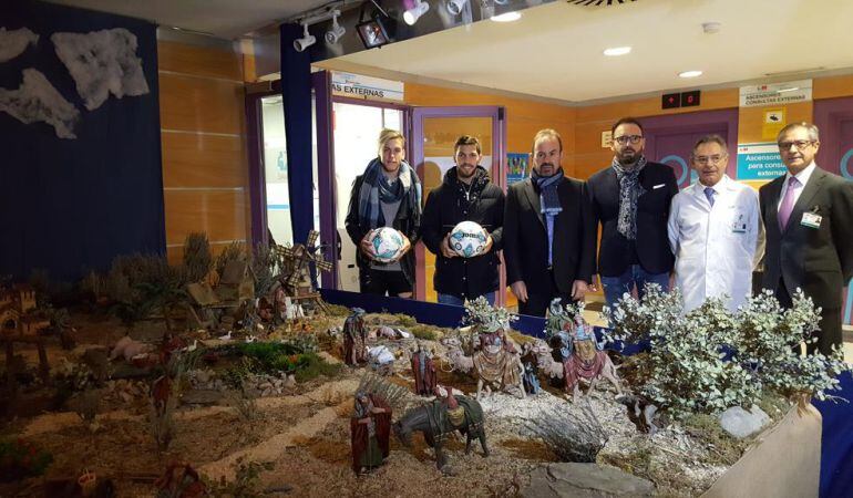 De izquierda a derecha, los jugadores Alvaro Jiménez y Dani Pacheco, el presidente Angel Torres y el entrenador Pepe Bordalás junto con Miguel Angel Andrés Molinero, gerente del hospital, y Alfonso Garrigós, director de gestión.