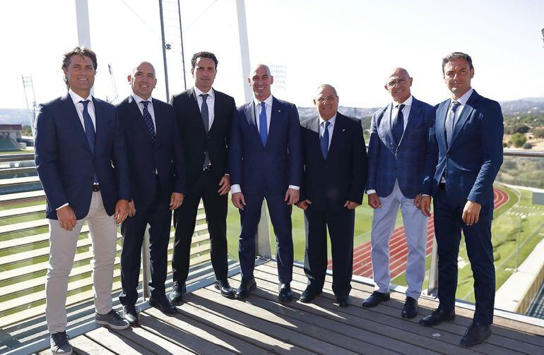 Fotografía de todos los nuevos seleccionadores de las categorías inferiores