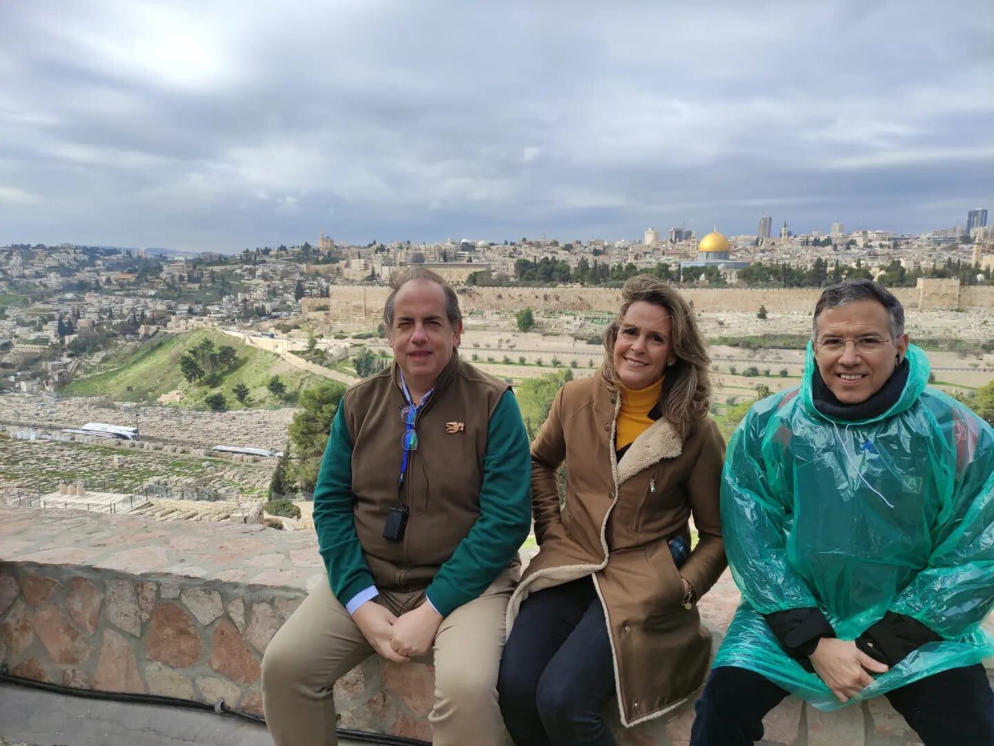 Con el padre Manuel Puga, en el Monte de los Olivos
