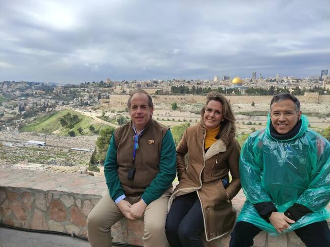Con el padre Manuel Puga, en el Monte de los Olivos
