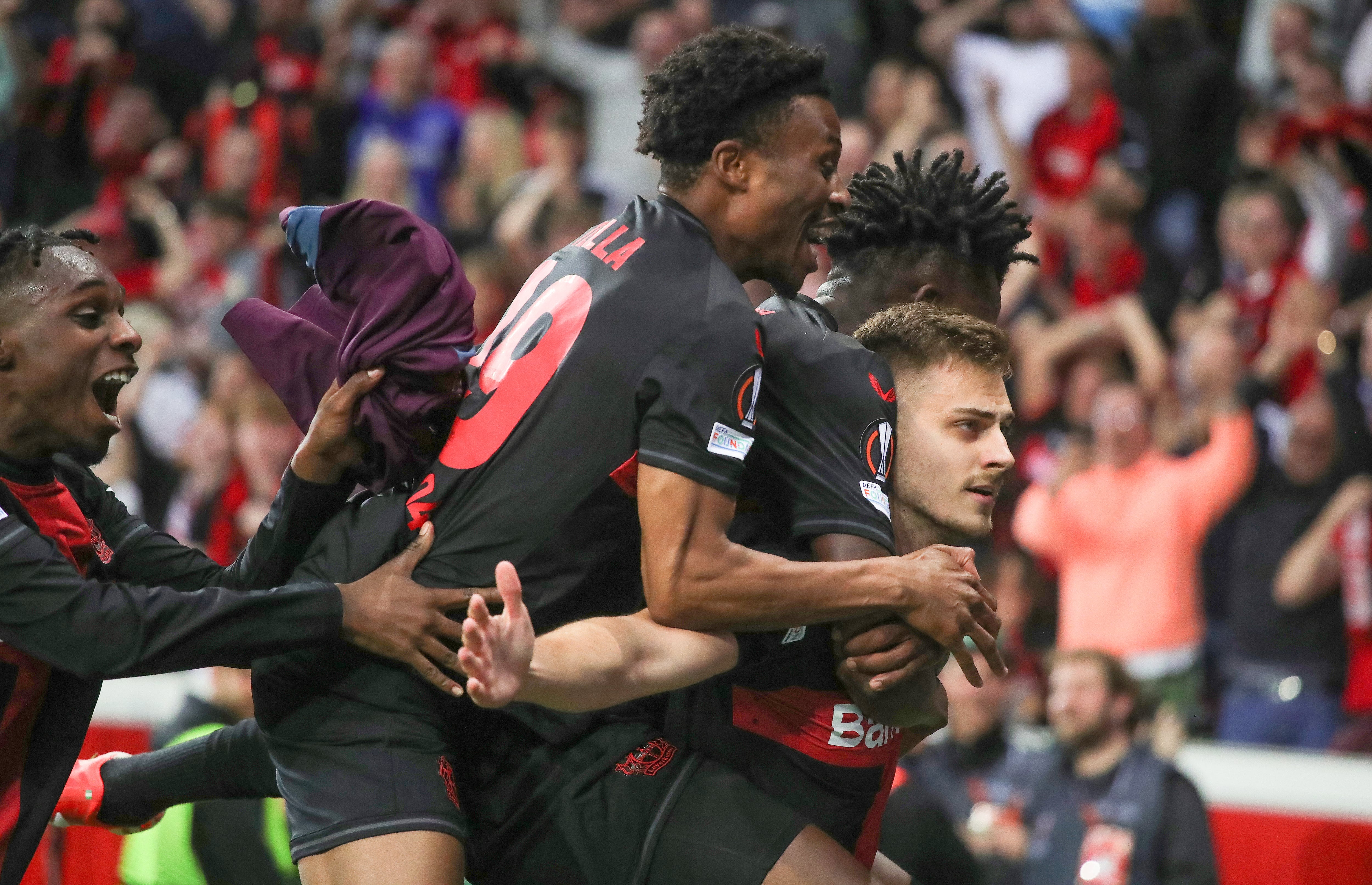 El Bayer Leverkusen celebra su pase a la final de la Europa League tras el gol de Stanisic