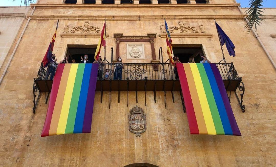 Banderolas en el Ayuntamiento