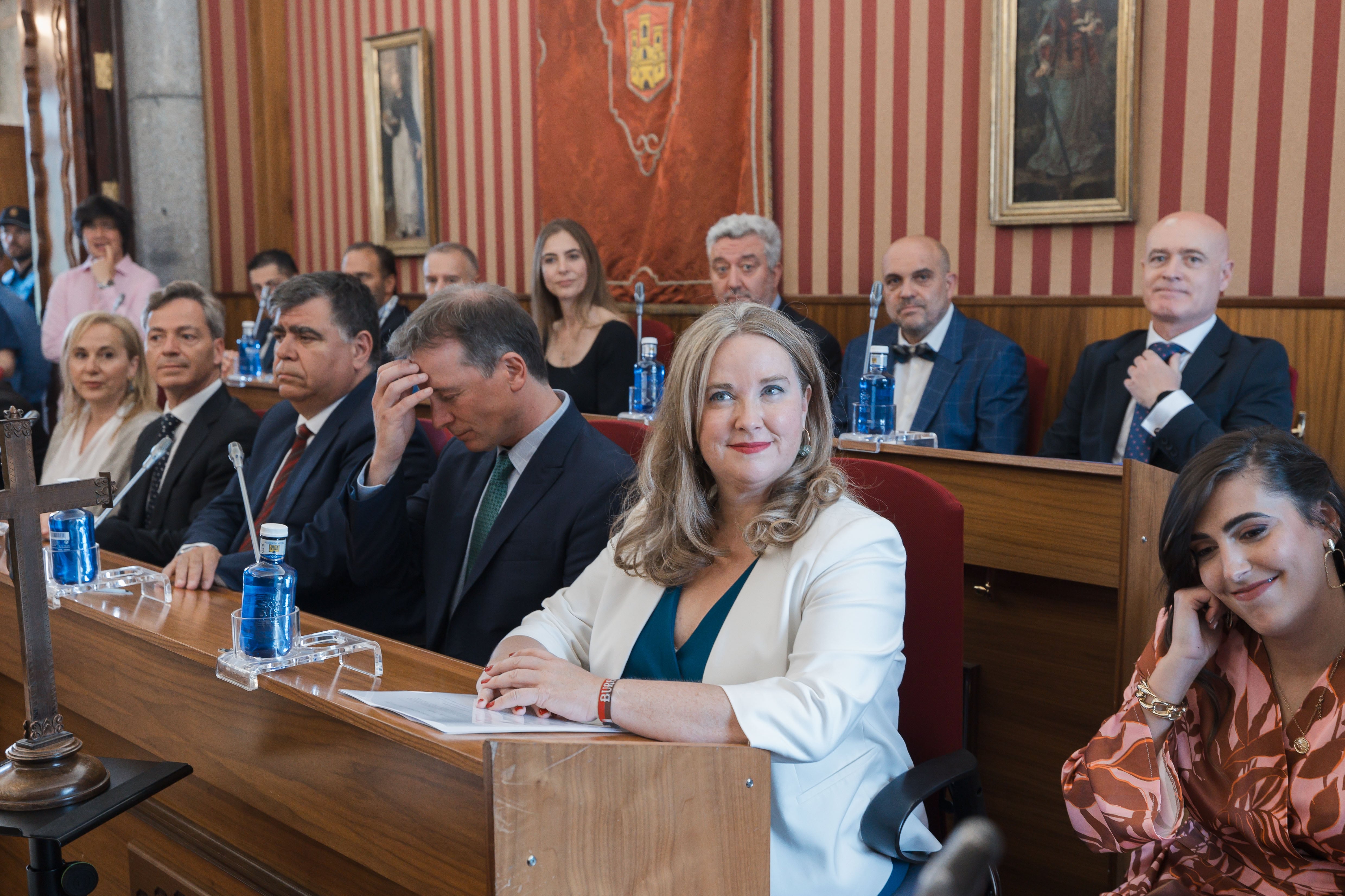 La alcaldesa Ayala y su equipo en el pleno de investidura de la nueva corporación del Ayuntamiento de Burgos el 17 de junio de 2023